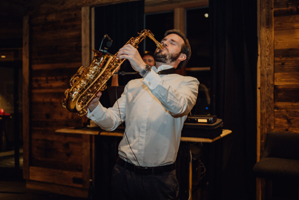 Live music combined with a wedding DJ